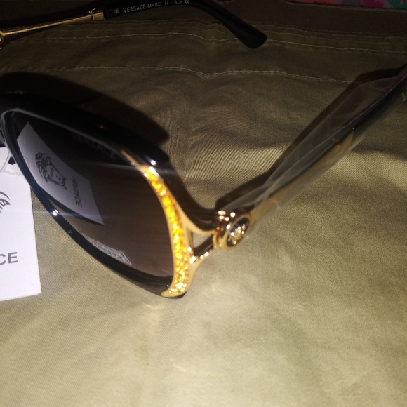 Versace - Picture 3 of 5